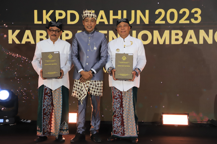Pj Bupati Jombang Sugiat dan Ketua DPRD Jombang Mas&rsquo;ud Zuremi menerima penghargaan opini WTP dari BPK Perwakilan Jawa Timur, Kamis (3/5).