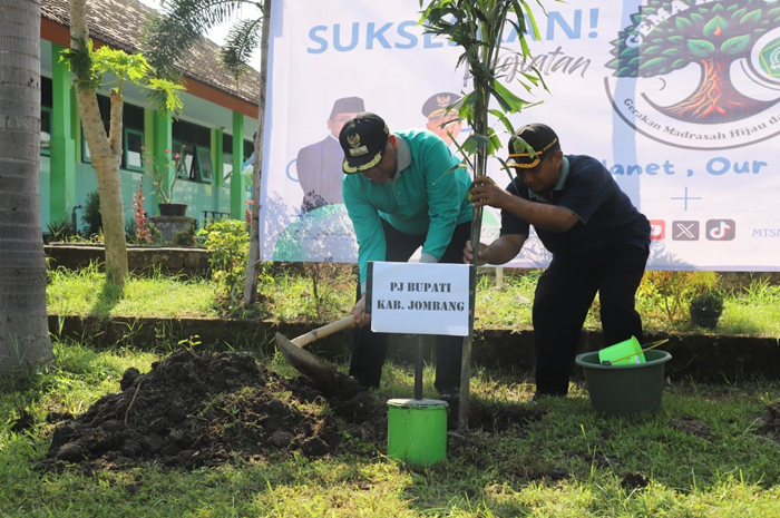 Pj bupati Jombang Sugiat ikut menanam pohon secara simbolis