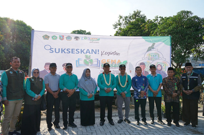 Pj Bupati Jombang Sugiat berfoto bersama Kepala DLH Jombang Miftahul Ulum dan Kakemenag Jombang Muhajir dalam kegiatan peringatan hari bumi