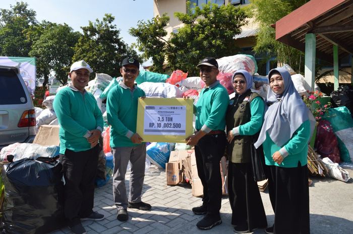 Kegiatan pengumpulan sampah yang digalang DLH dan madrasah di lingkup Kemenag Jombang