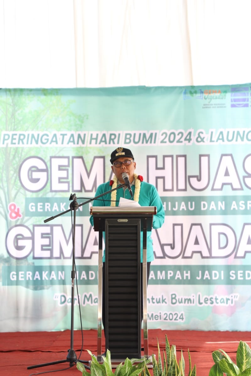 Pj Bupati Jombang menyampaikan apresiasinya atas kolaborasi DLH dan Kemenag memperingati hari bumi