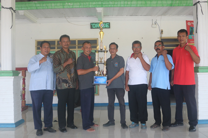 Kepala Desa Jatiduwur Subardi bersama pendamping dan perangkat desa menunjukkan piala penghargaan kelembagaan teknologi tepat guna terbaik tingkat Provinsi Jawa Timur.