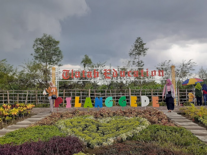 Wisata taman pinggir Gawan di Bojonegoro