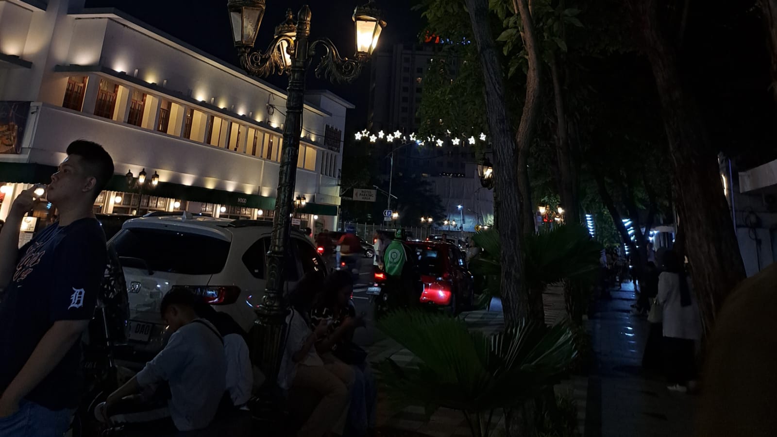 Indahnya jalan Tunjungan di malam bisa jadi alternatif wisata di Surabaya
