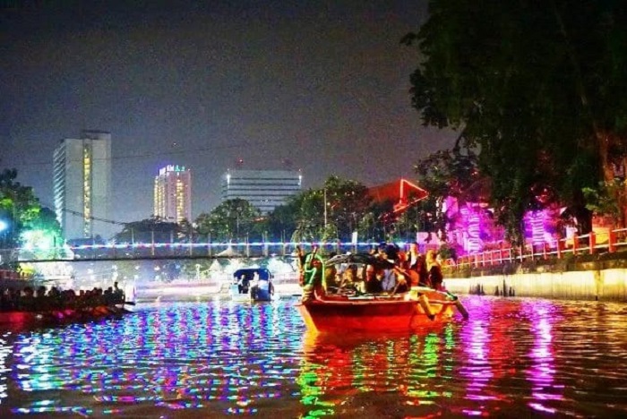 serunya berkunjung ke wisata air di Kali Mas saat malam di Surabaya