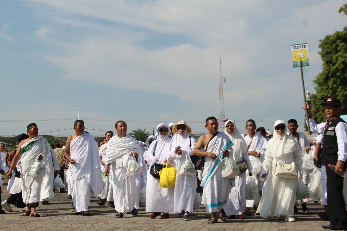 Ribuan calon jamaah haji Kabupaten Jombang mengikuti praktek manasik haji Sabtu (4/5).