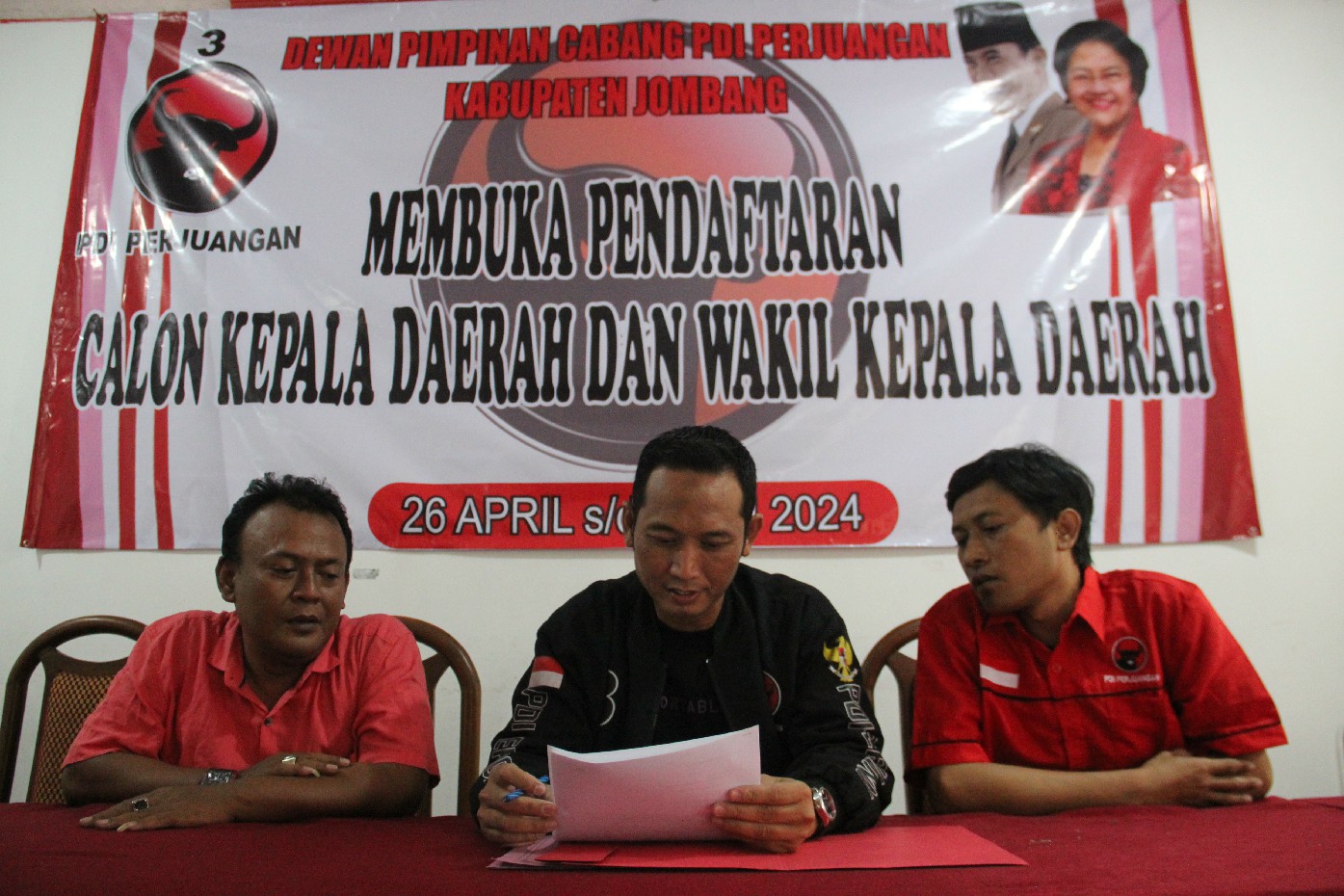Ketua Panitia Pendaftaran Cabup-cawabup DPC PDI Perjuangan, Dodit Eko Prasetyo (tengah) bersama panitia mencermati persyaratan di kantor DPC PDIP Jombang, Sabtu (4/5).