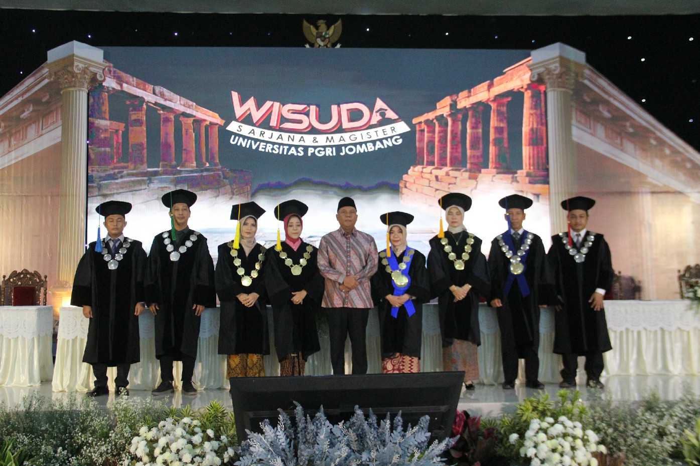 Rektor Universitas PGRI Jombang Prof Dr Dra Munawaroh MKes foto bersama Pj Bupati Jombang Sugiat dan seluruh wisudawan.
