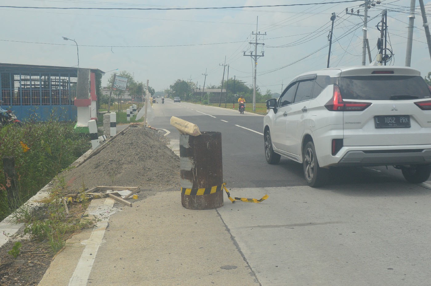 Pengerjaan duiker di ruas Kabuh-Tapen Desa Sumbergondang, Kecamatan Kabuh, Jumat (3/5).