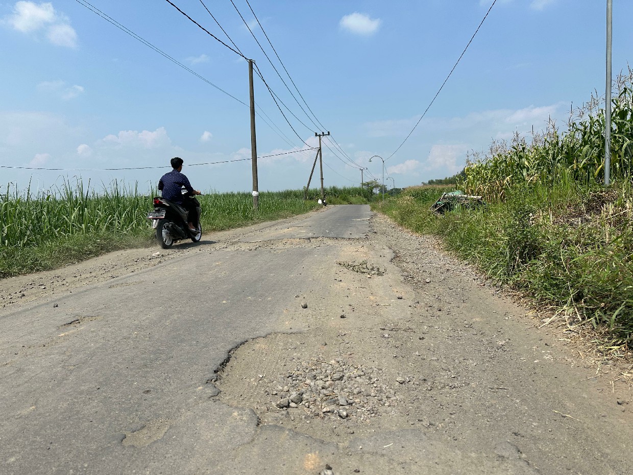 Kondisi jalan penghubung antar desa di Ngoro Jombang yang rusak dan penuh lubang