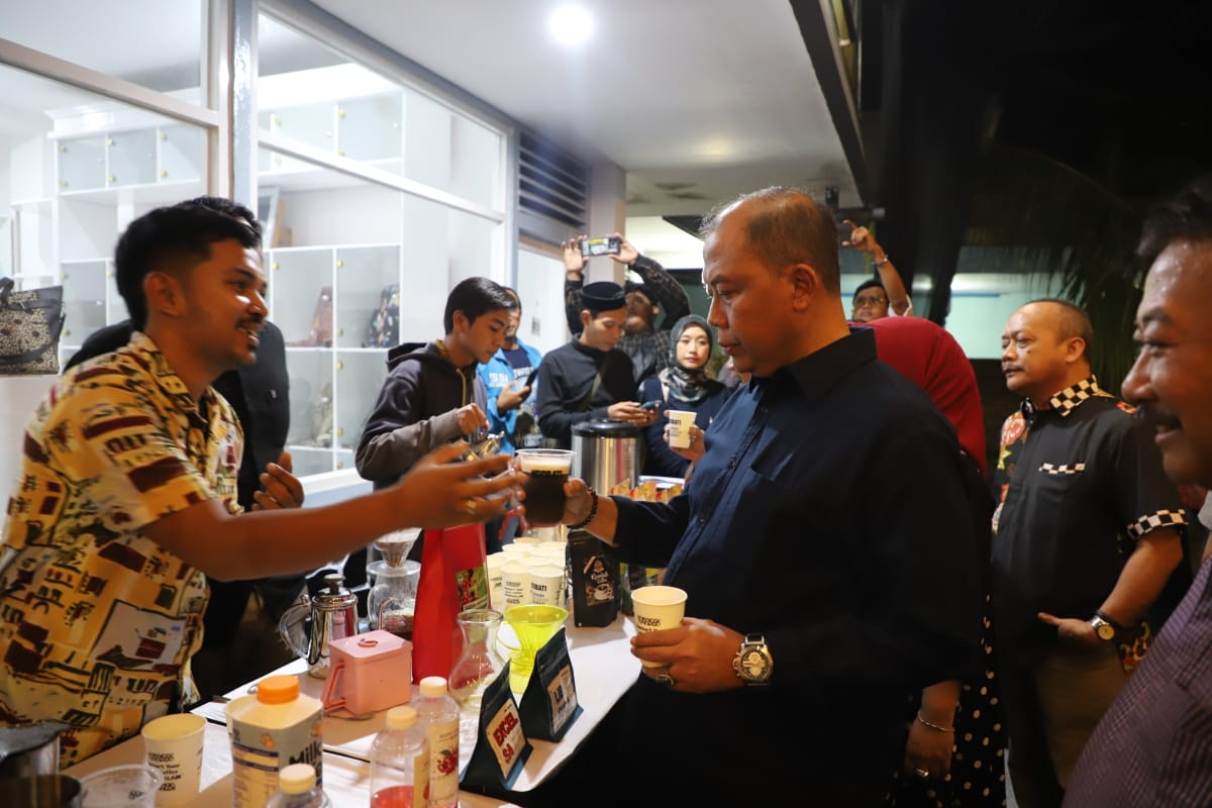 Pj Bupati Jombang Sugiat bertegur sapa dengan para pegiat kopi Wonosalam di Gedung Dekranasda, Sabtu (4/5) malam.