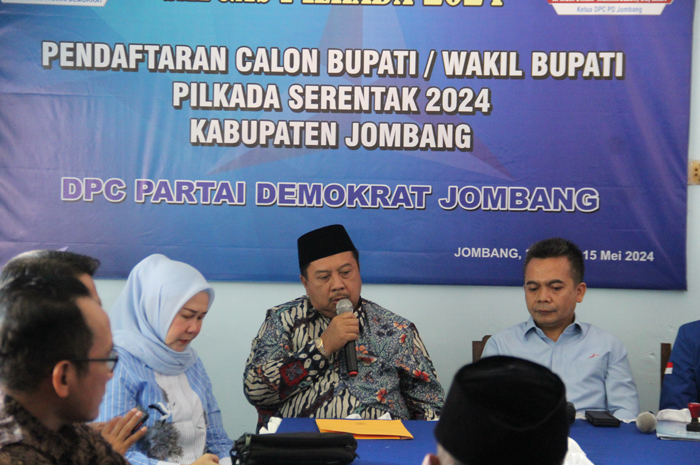 Warsubi saat mendaftar ke DPC Demokrat Jombang untuk maju di Pilbup Jombang 2024