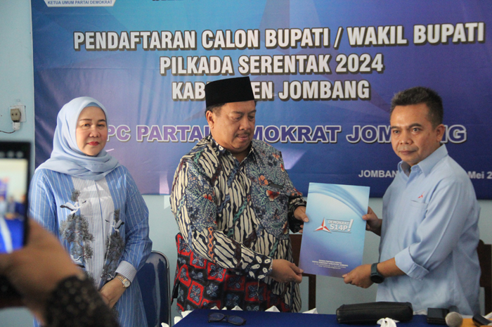 SERAHKAN BERKAS: Ketua AKD Jombang Warsubi saat menyerahkan berkas pendaftaran bakal cabup di kantor DPC Partai Demokrat, Senin (6/5).