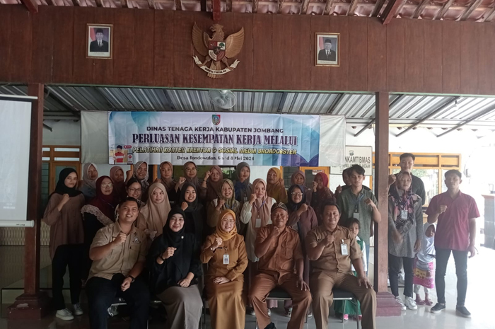 Plt Kepala Disnaker Jombang Nikmatusholihah SKM MSi (tengah) bersama peserta pelatihan konten kreator di Desa Tondowulan
