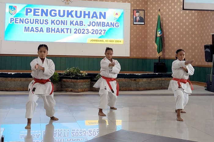 JAWARA: Dari kiri, Imelda, Aqila Aurelia, Atika Uzlifatul saat tampil di ruang Bung Tomo Kantor Pemkab Jombang, Jumat (3/5). Aqila Aurelia (tengah) meraih perak piala Gubernur Jawa Timur di Surabaya.