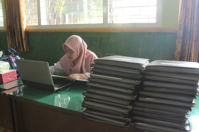 TELITI: Guru SDN Jombatan 3 Sischa saat sedang upload nilai siswa ke sistem PPDB SMP, Senin (6/5).