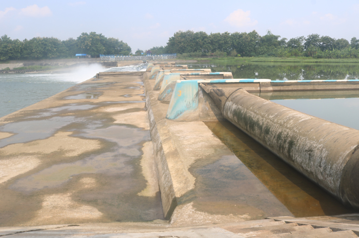 Kondisi karet pembendung di pintu 6 Dam Karet Jatimlerek sisi Megaluh yang kempes dan tak bisa digembungkan karena jebol membuat air sungai brantas tak bisa dikendalikan