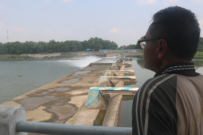 Syaiful Kartomo, operator Dam Karet Jatimlerek menunjukkan titik pintu air yang rusak hingga membuat air sungai brantas tak bisa dibendung