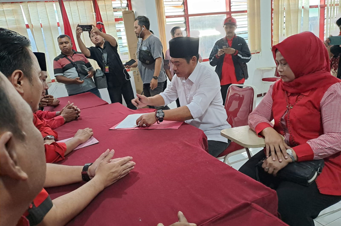 Sumrambah saat mendaftarkan diri sebagai bacabup lewat Penjaringan yang dilakukan DPC PDIP Jombang (9/5)
