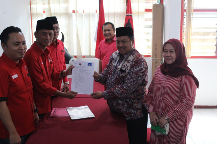 Warsubi bersama istri saat mendaftarkan diri sebagai bakal calon bupati melalui PDIP Jombang (9/5)
