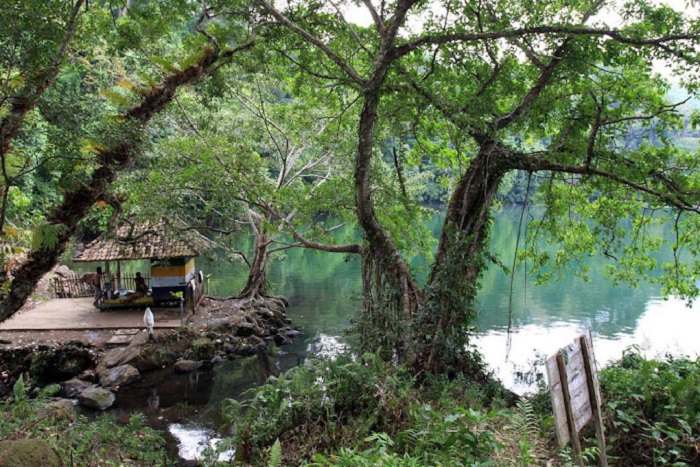 Wisata Danau Kastoba di Gresik