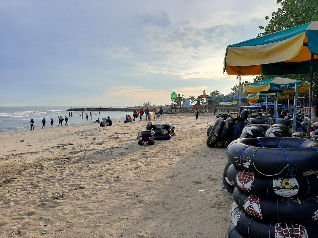 Wisata pantai delegan di Gresik