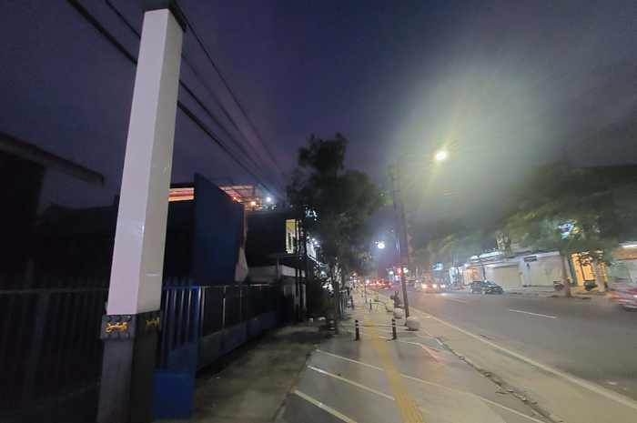 Kondisi lampu trotoar wahid hasyim Jombang yang mati (9/5)