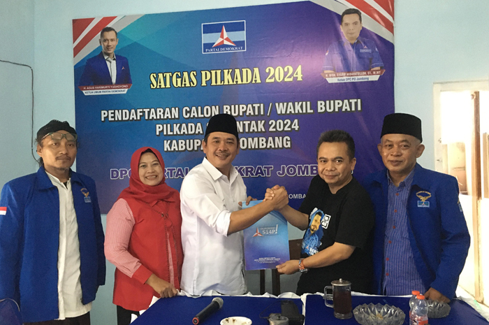 Sumrambah saat mengembalikan formulir ke DPC Demokrat Jombang (9/5)