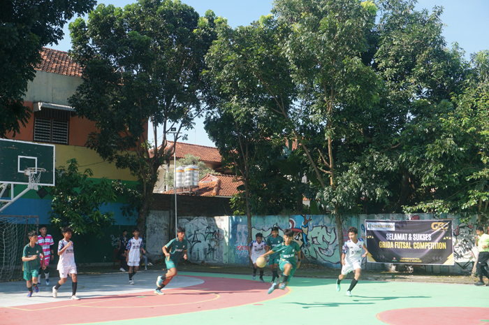 Keseruan suasana pertandingan GFC 2024 semakin semarak dengan kehadiran para suporter saat mendukung timnya di lapangan futsal SMA PGRI 2 Jombang, Jum&rsquo;at (10/5).