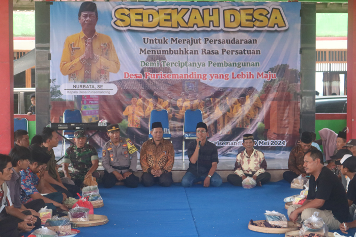 Kades Purisemanding Nurbata (empat dari kiri) bersama jajaran Forkopimcam Plandaan mengikuti sedekah desa di pendopo Balai Desa Purisemanding, Kamis (9/5).