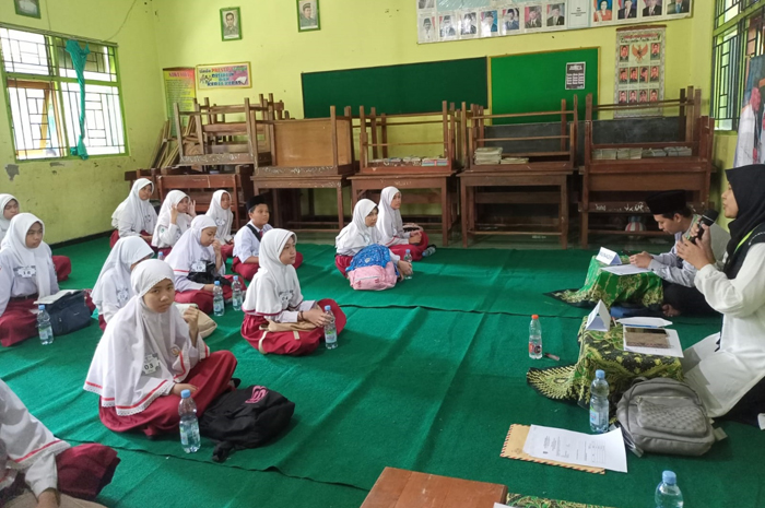 Sejumlah siswa SD di Jombang saat mengikuti munaqosah tahfiz juz 30 di SDN Sengon, Selasa (30/4).