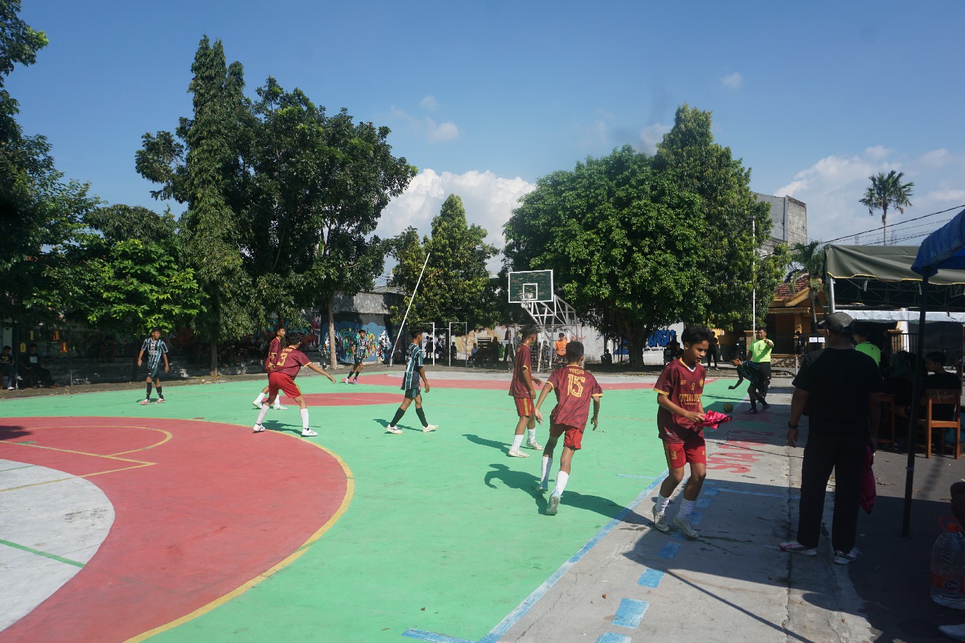 Semarak turnamen GFC 2024 menarik atensi tim futsal dari luar kota, salah satunya adalah SMPN 1 Sedati Sidoarjo (merah) di kategori putra.