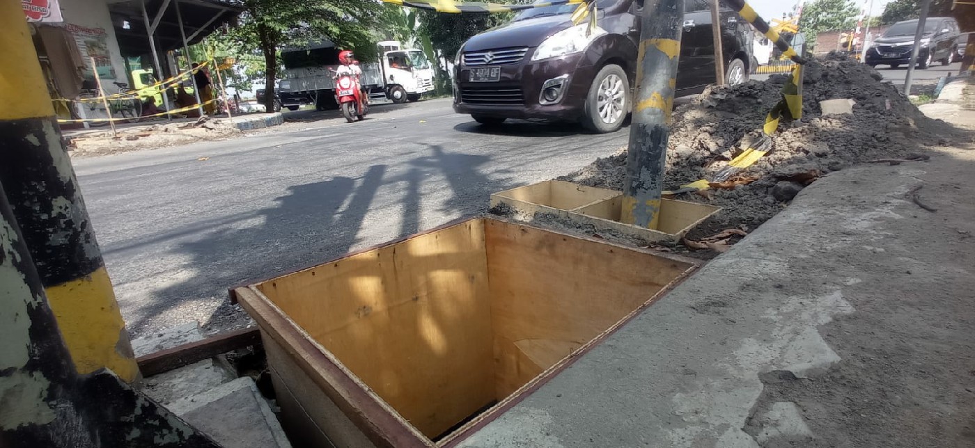 proyek traffic light milik kementrian perhubungan di Jombang berhenti meski tanahnya sudah digali