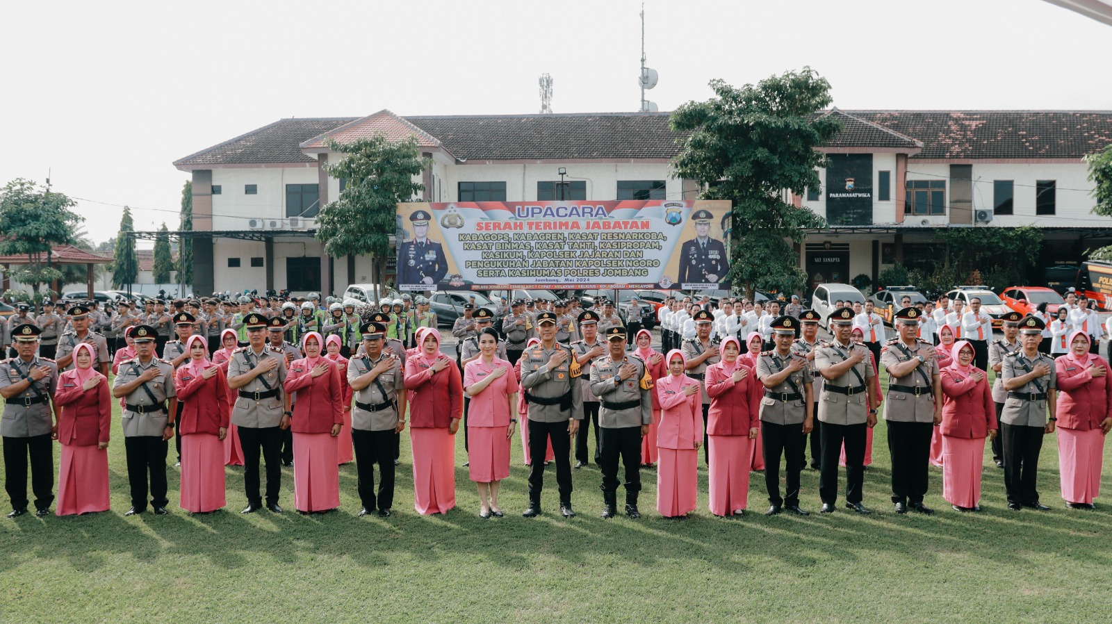 Upacara serah terima jabatan 8 Pejabat Utama dan 7 Kapolsek jajaran Polres Jombang di Lapangan Mapolres Jombang (13/5).