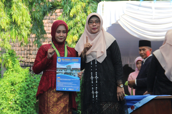 Kepala SMAN 1 Jombang, Dyah Ayu Endrianingsih SPd MM melepas wisudawan, Rabu (8/5).