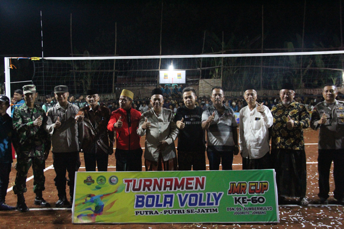 Kepala Desa Sumbermulyo Fuad (empat dari kanan) foto bersama tamu undangan saat pembukaan turnamen Voly di lapangan, Desa Sumbermulyo Kecamatan Jogoroto, Sabtu (12/5).