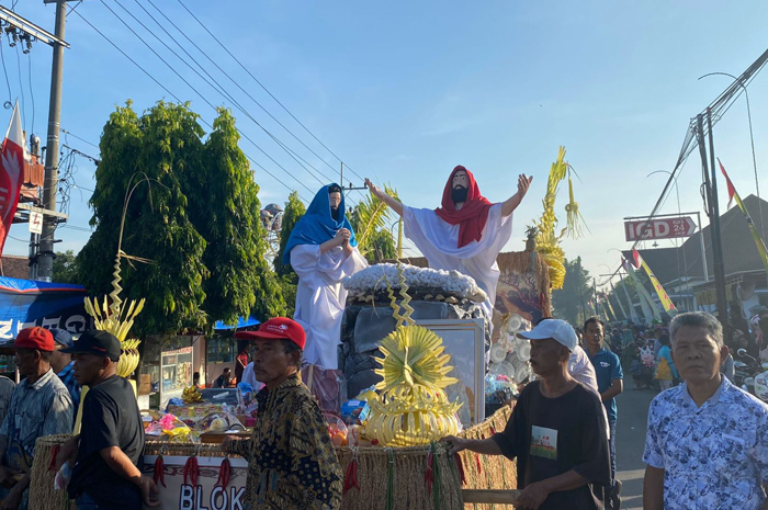 kirab hasil bumi saat unduh-unduh di GKJW Mojowarno Jombang