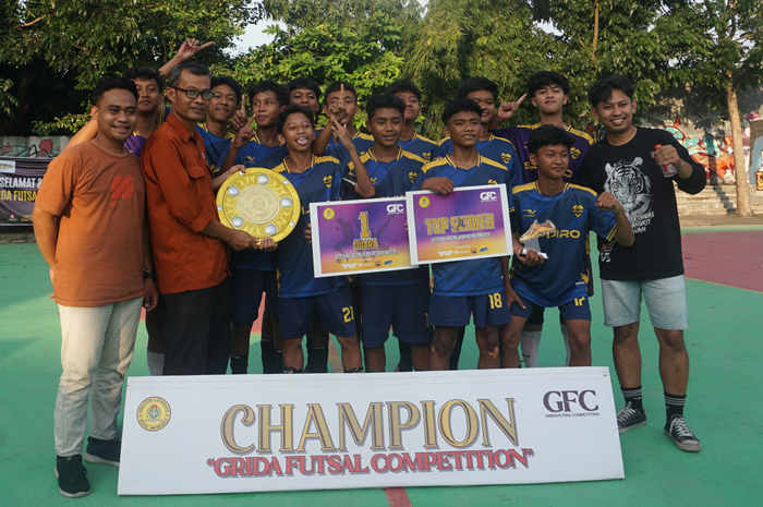 PESTA JUARA: Kepala SMAN 2 PGRI 2 Jombang Ali Ashari menyerahkan trofi juara kepada tim SMPN 1 Ngoro A yang berhasil menjuarai GFC 2024 kategori putra.