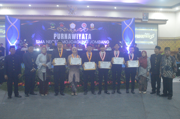 siswa menerima penghargaan dari sekolah usai menjadi siswa beprestasi.