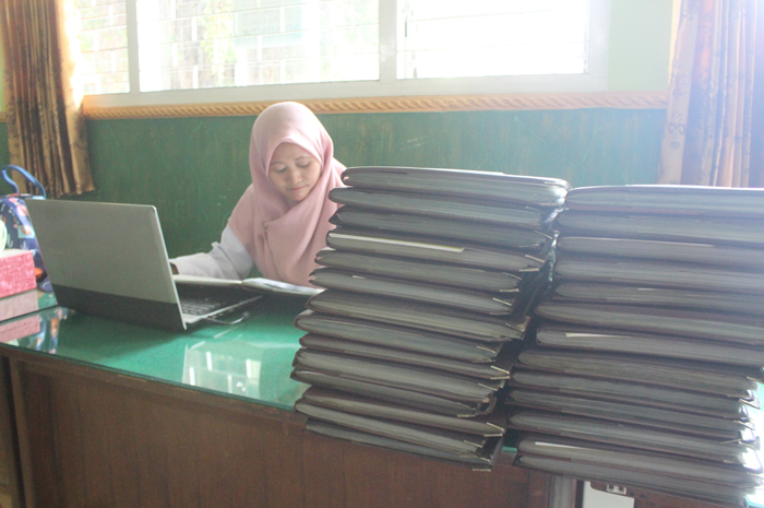 guru SDN Jombatan 3 saat upload nilai siswa ke sistem PPDB SMP, (6/5).