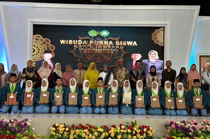Kepala MAN 1 Jombang, Erma Rahmawati, bersama siswa beprestasi.