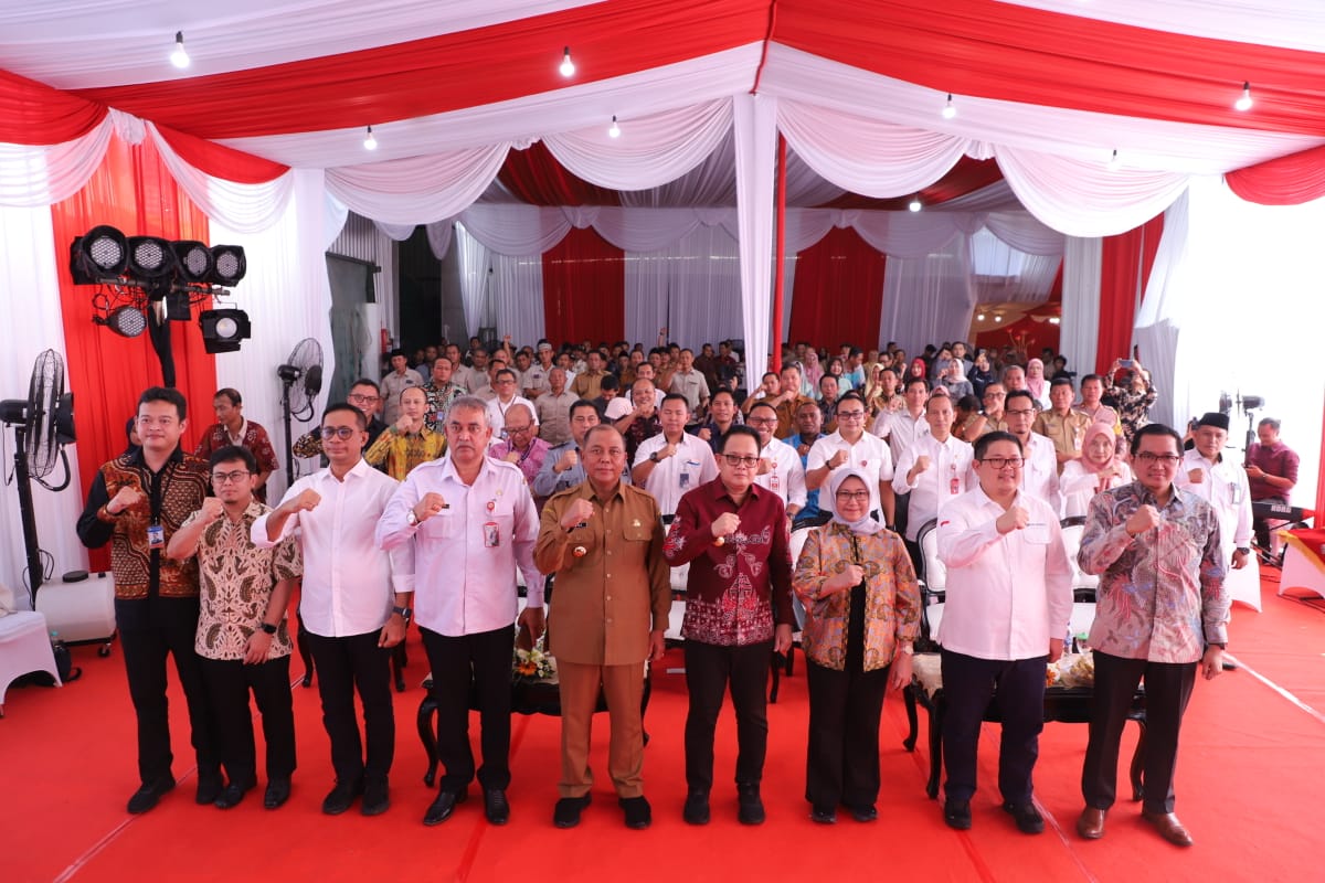 Pj Gubernur Jatim, Pj Bupati Jombang dan seluruh peserta soft launching  Penguatan Korporasi Petani di Kesamben berfoto bersama