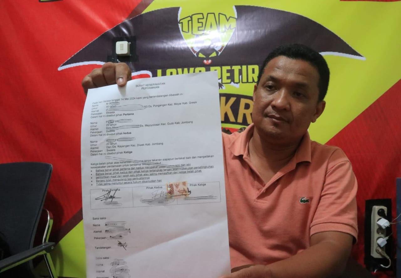 Kanitreskrim Polsek Peterongan Ipda Dian Rizal Mabrur menunjukkan surat pernyataan ketiga pihak yang sempat terlibat penggerebekan di hotel