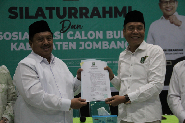 Ketua DPC PKB Jombang Hadi Atmaji memberikan rekom DPP PKB kepada Warsubi untuk maju Pilbup Jombang 2024, Selasa (14/5).
