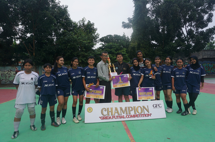 Kepala SMAN 2 PGRI 2 Jombang Ali Ashari menyerahkan trofi juara kepada tim SMAN 1 Pare yang berhasil menjuarai GFC 2024 kategori putri.