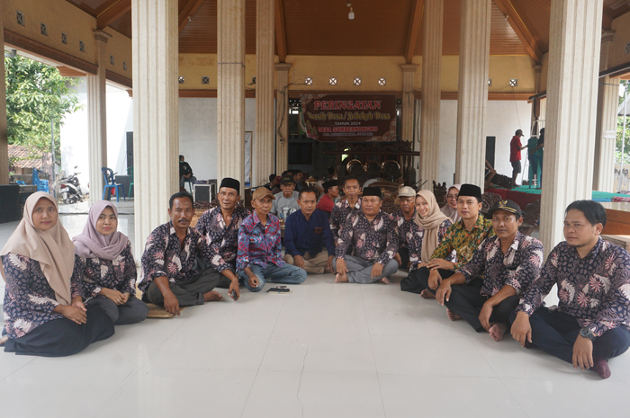 Kades Sumbernongko Sumartono (kanan berkopiah hitam) bersama perangkat desa mengikuti sedekah desa di pendopo Balai Desa Sumbernongko, Selasa (14/5).