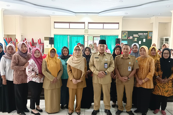 Kepala Dinkop UM Jombang berfoto bersama peserta sosialisasi