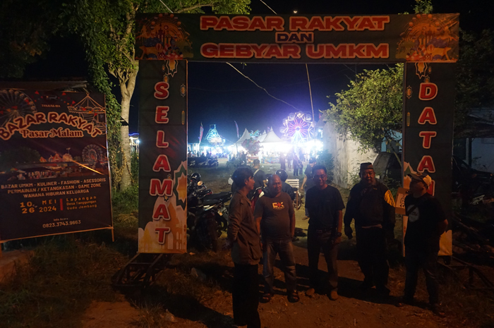 Kepala Desa Tanggungan Muhammad Qosim (tengah) bersama jajaran dan 3 pilar saat memantau bazar rakyat di lapangan Dusun/Desa Tanggungan.