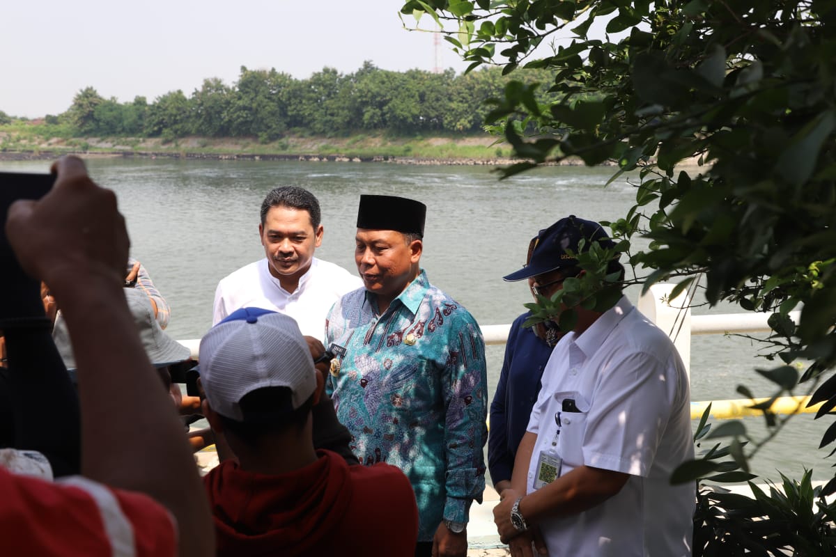 Pj Bupati Jombang Sugiat saat meninjau langkah penanganan dam karet jatimlerek yang Jebol