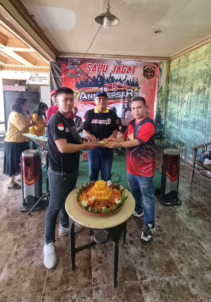 HM Syarif Hidayatullah ST MMT (Gus Sentot) saat menghadiri ulang tahun komunitas ojek online Sapu Jagat di Jombang, Minggu (5/5).